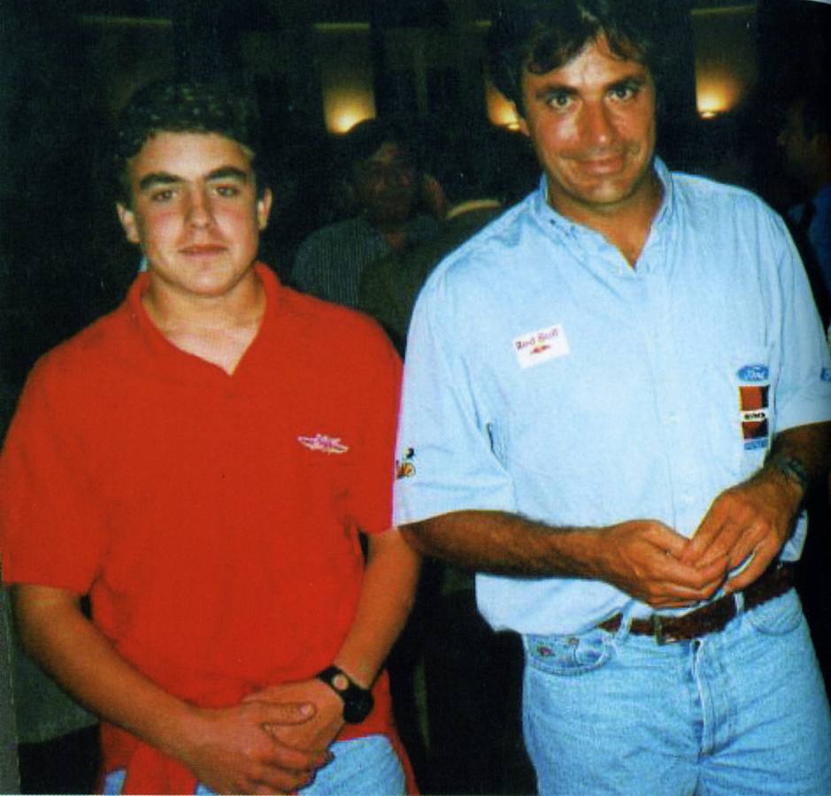 Un joven Fernando Alonso posa con el piloto de rally Carlos Sáinz.