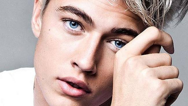 Lucky Blue Smith, el joven de 17 años que arrasa en las pasarelas y las redes sociales