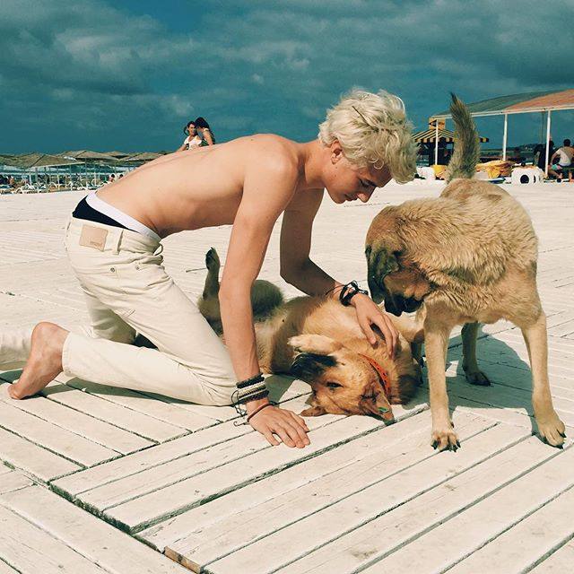 Lucky Blue Smith, el joven de 17 años que arrasa en las pasarelas y las redes sociales