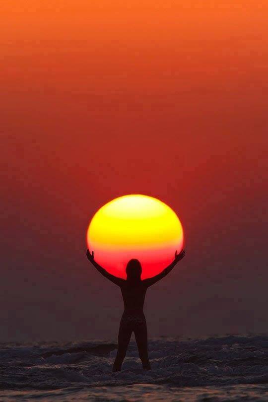 Un abrazo muy ardiente. Colocarse en una buena posición puede parecer que abrazas el sol