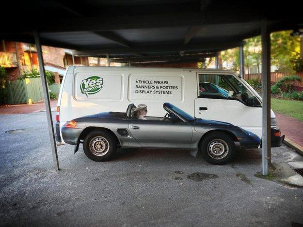 Coche sobre coche. Este descapotable, que parece ser una ilustración de la furgoneta, es en realidad un coche real.