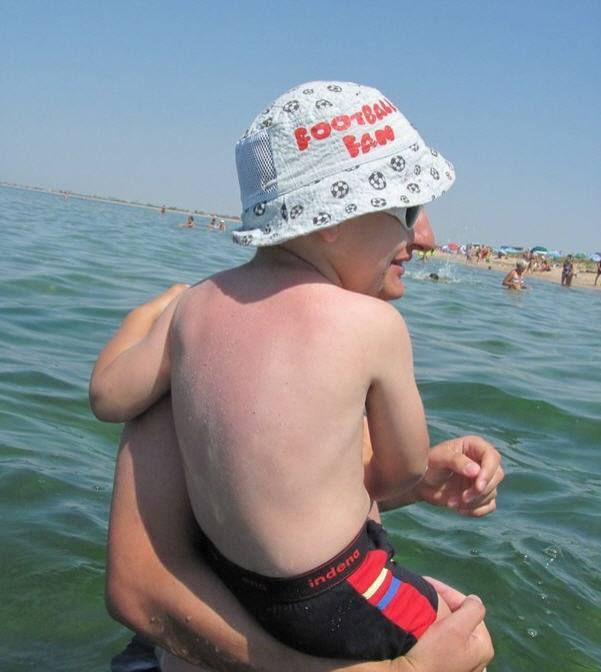 La viva imagen de su padre. Parece que la cara de este niño se junta con la de su padre y da la sensación de que tiene una nariz adulta.