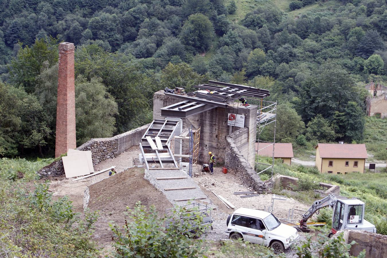Riosa construye un mirador sobre las antiguas tolvas de las minas de Texeo