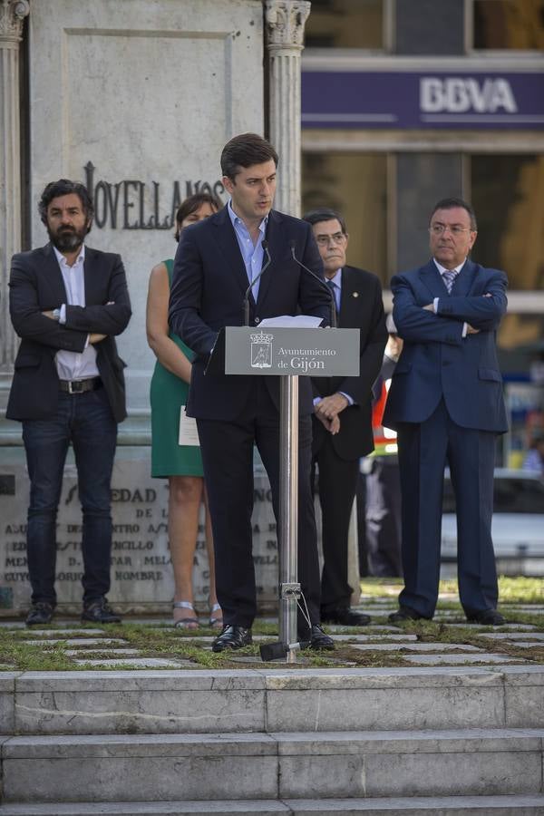 Ofrenda floral a Jovellanos en Gijón