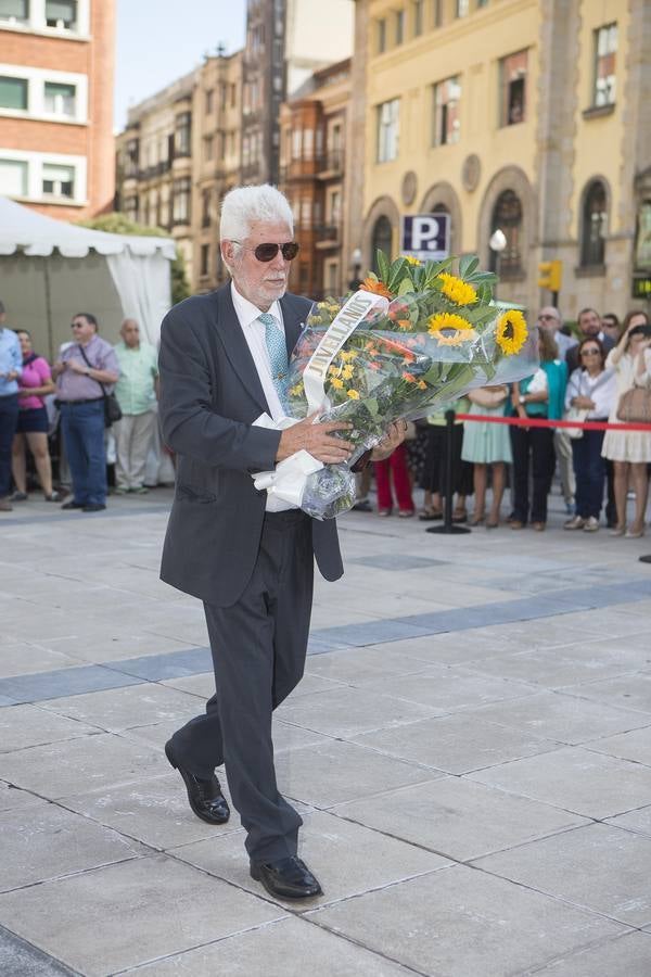 Ofrenda floral a Jovellanos en Gijón