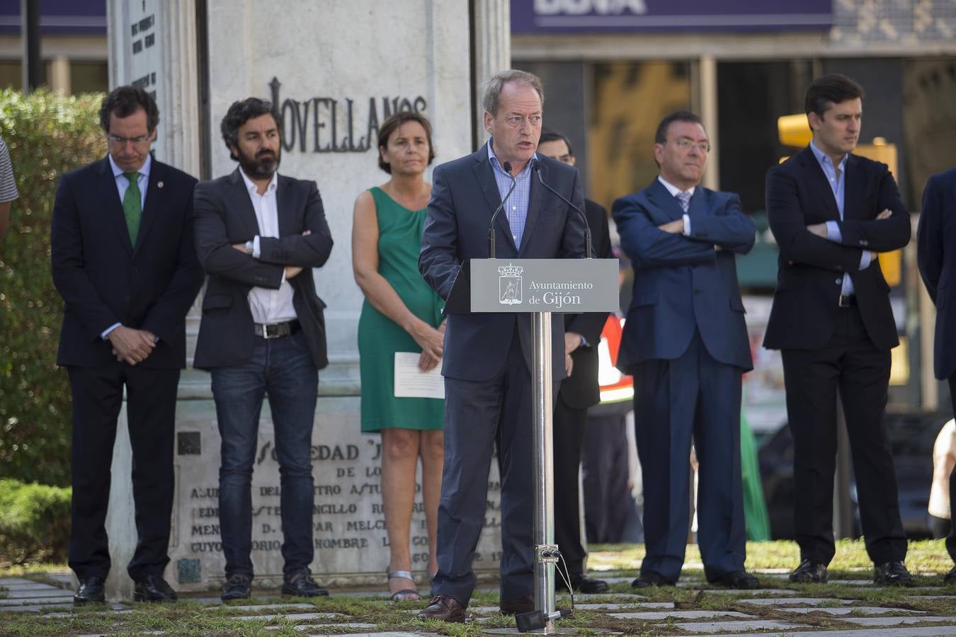 Ofrenda floral a Jovellanos en Gijón