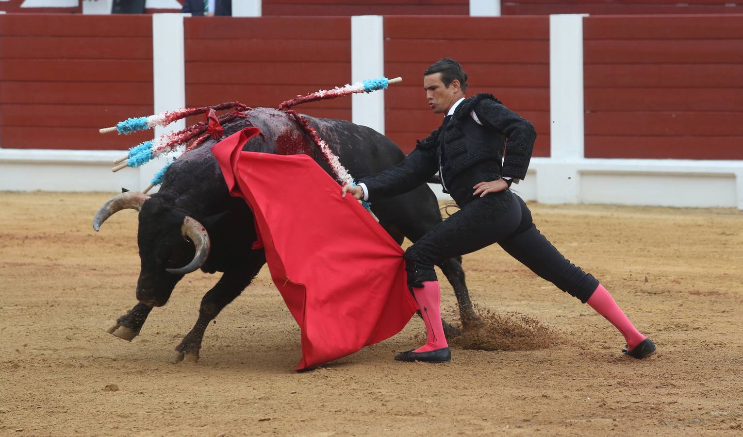 Triunfan Morante, Castella y Manzanares en la segunda corrida de feria