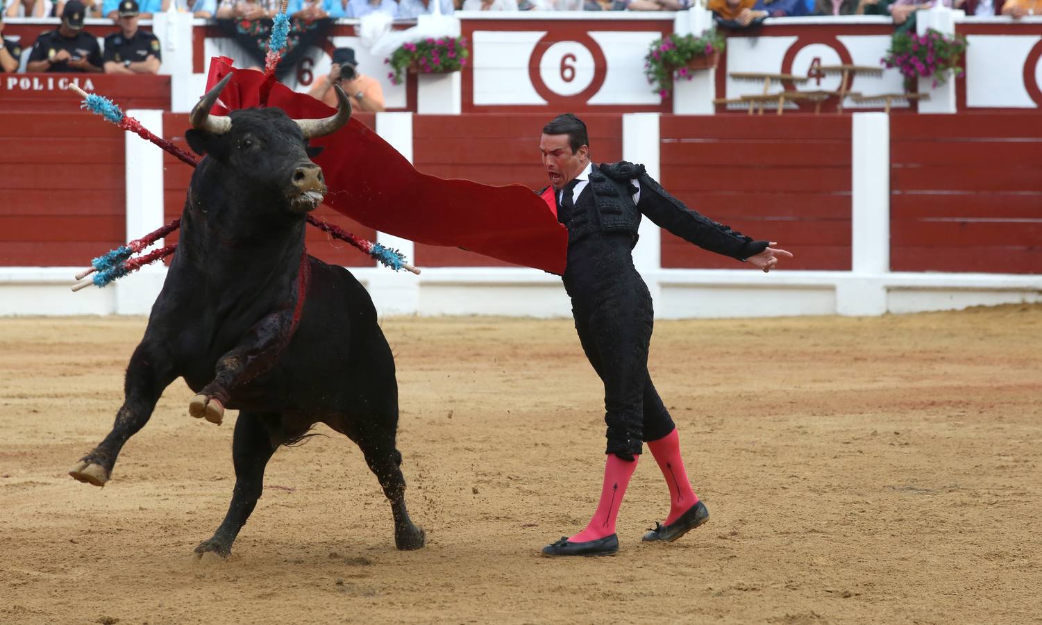 Triunfan Morante, Castella y Manzanares en la segunda corrida de feria