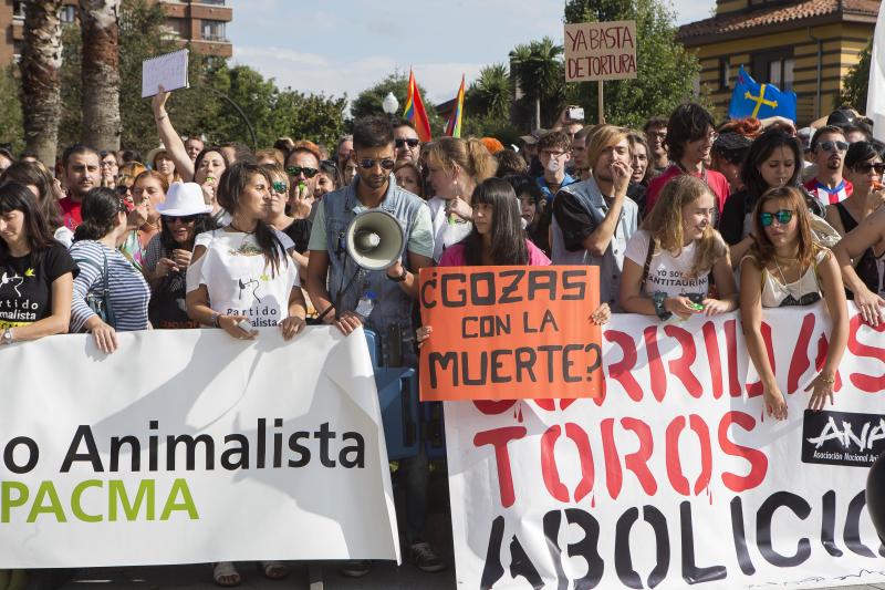 Manifestación antitaurina por las calles de Gijón