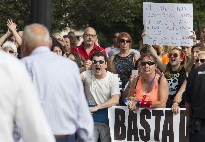 Manifestación antitaurina por las calles de Gijón