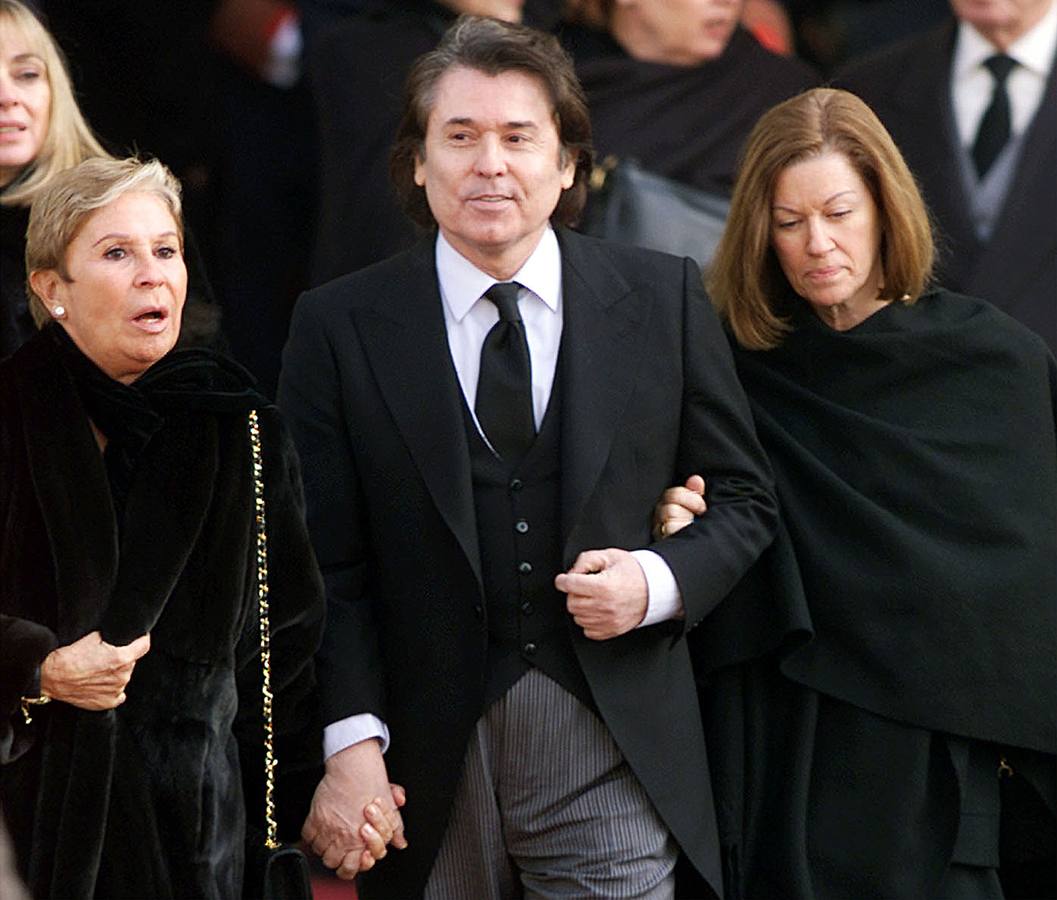 Lina Morgan(i), el cantante Raphael y su mujer Natalia Figueroa tras el funeral por la madre del rey celebrado en el monasterio de El Escorial, en el año 2000.