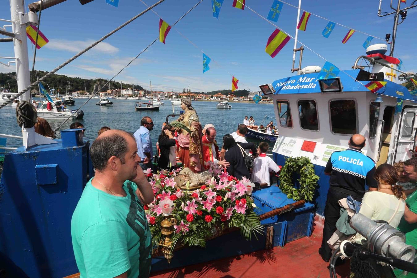 Multitudinaria procesión marinera en Ribadesella