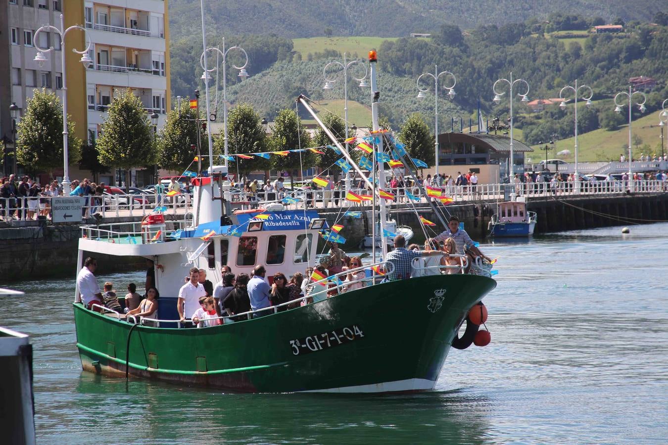 Multitudinaria procesión marinera en Ribadesella