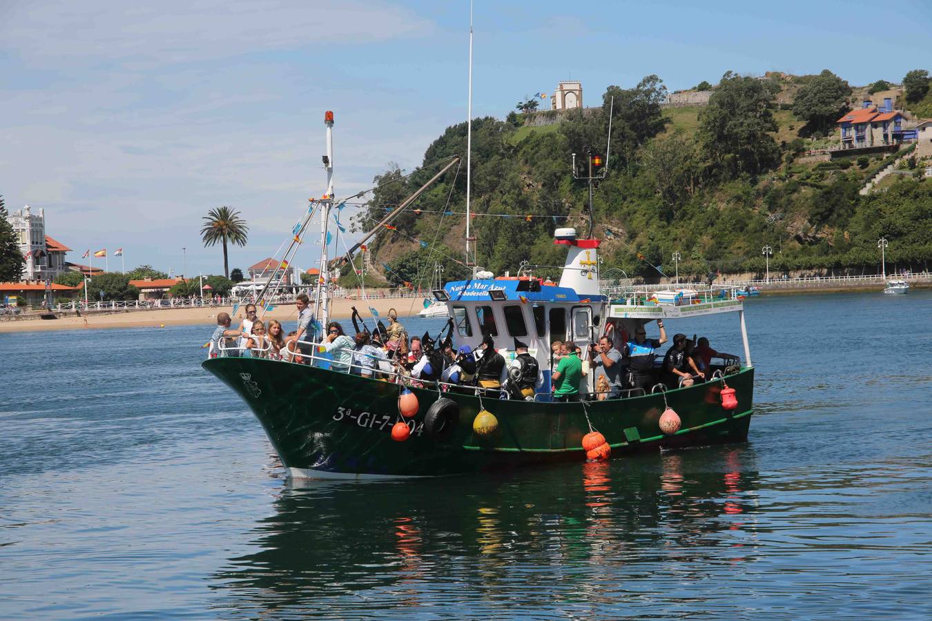 Multitudinaria procesión marinera en Ribadesella