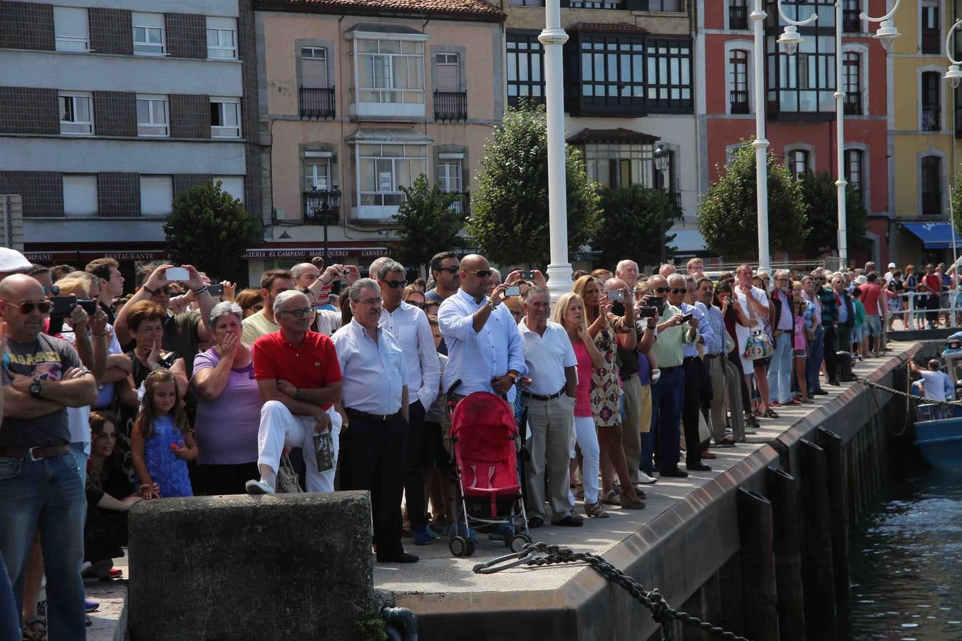 Multitudinaria procesión marinera en Ribadesella