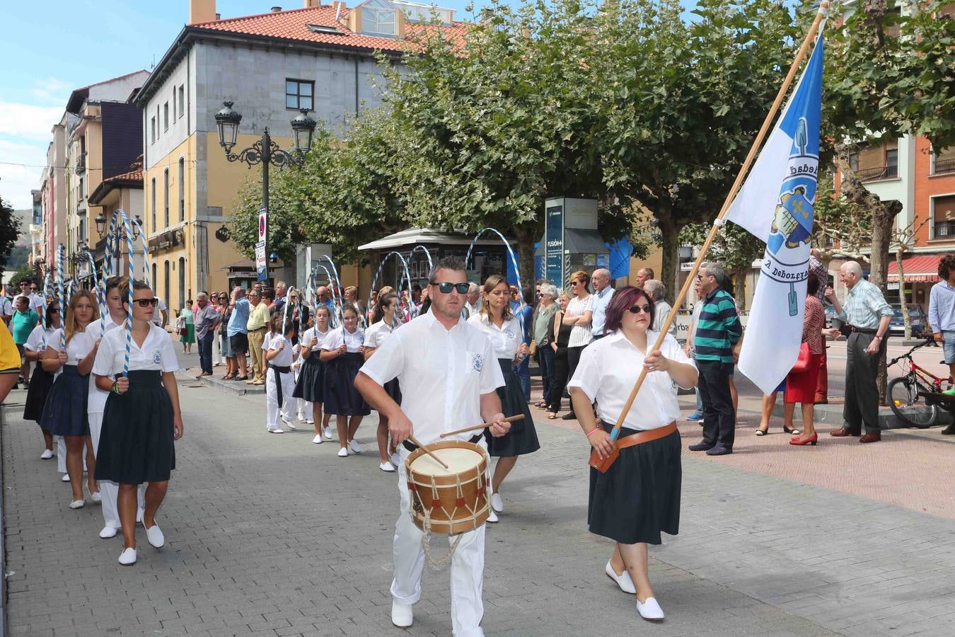 Multitudinaria procesión marinera en Ribadesella