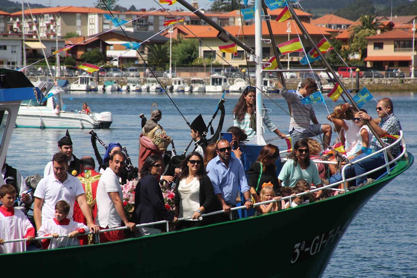 Multitudinaria procesión marinera en Ribadesella