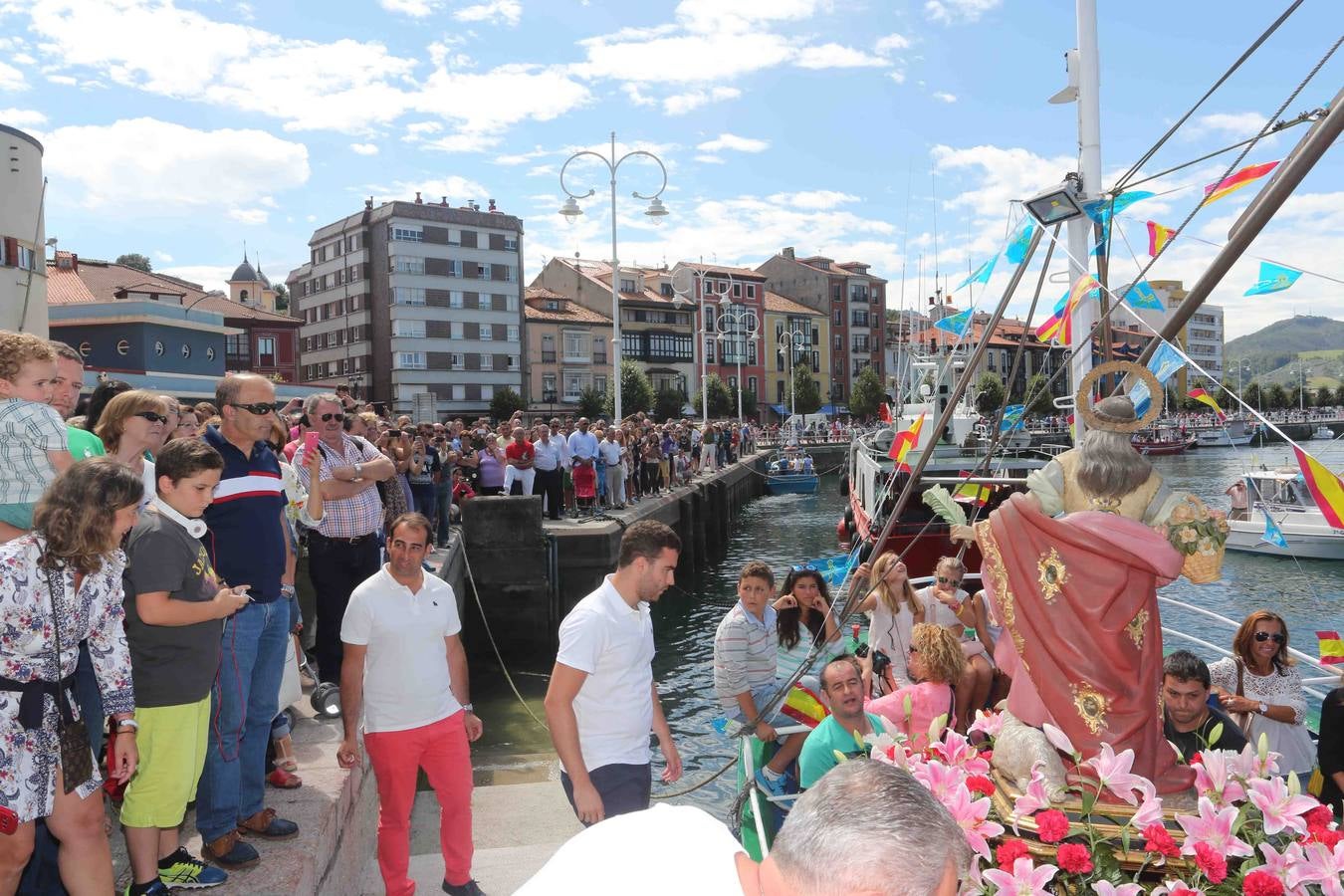 Multitudinaria procesión marinera en Ribadesella