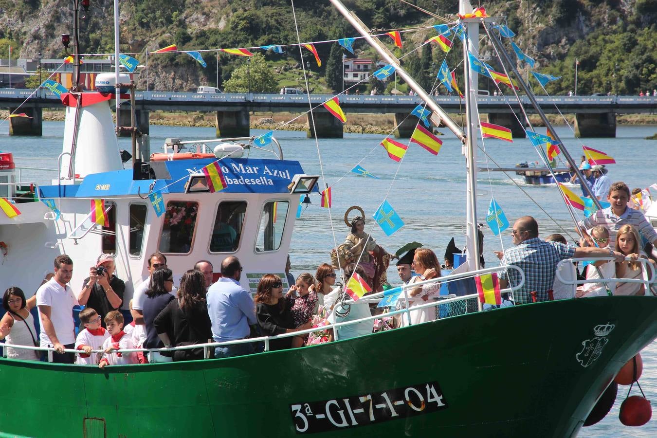 Multitudinaria procesión marinera en Ribadesella