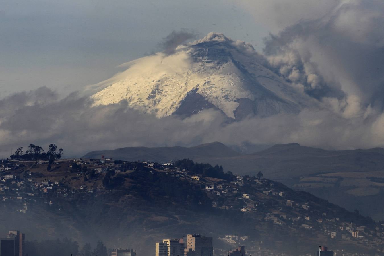 Vista general desde Quito (Ecuador) del volcán Cotopaxi desde Quito (Ecuador) que expulsó ceniza que ha caído en algunos poblados cercanos al coloso