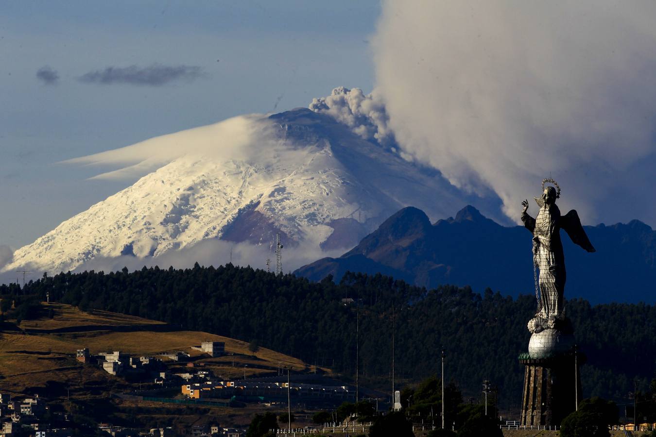 Vista general desde Quito (Ecuador) del volcán Cotopaxi desde Quito (Ecuador) que expulsó ceniza que ha caído en algunos poblados cercanos al coloso