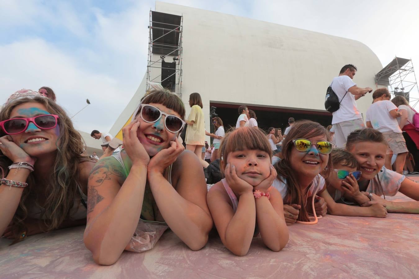 La Holy Party llena de color el Centro Niemeyer de Avilés