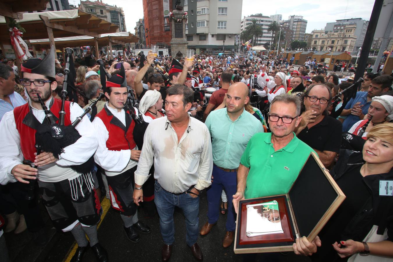 La Fiesta de la Sidra Natural de Gijón cierra entre multitudes