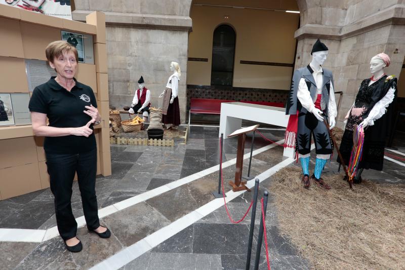 Exposición de trajes regionales en el Antiguo Instituto