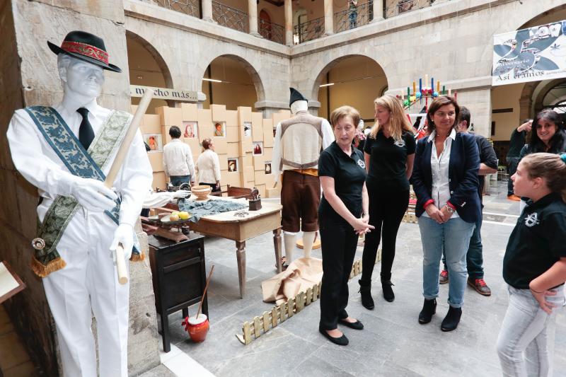 Exposición de trajes regionales en el Antiguo Instituto