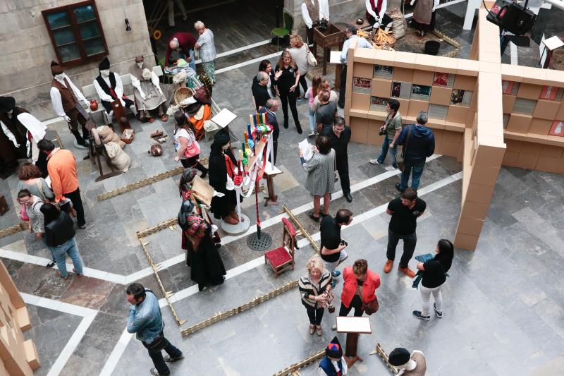 Exposición de trajes regionales en el Antiguo Instituto