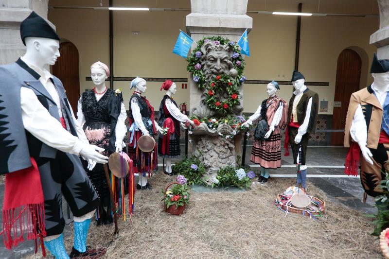 Exposición de trajes regionales en el Antiguo Instituto