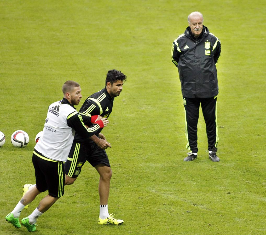 Baño de multitudes de &#039;La Roja&#039; en el Tartiere