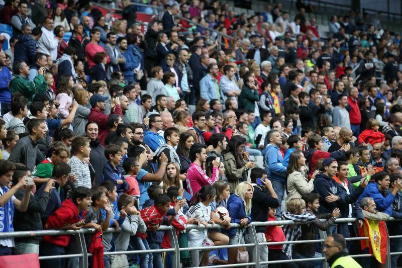 Baño de multitudes de &#039;La Roja&#039; en el Tartiere
