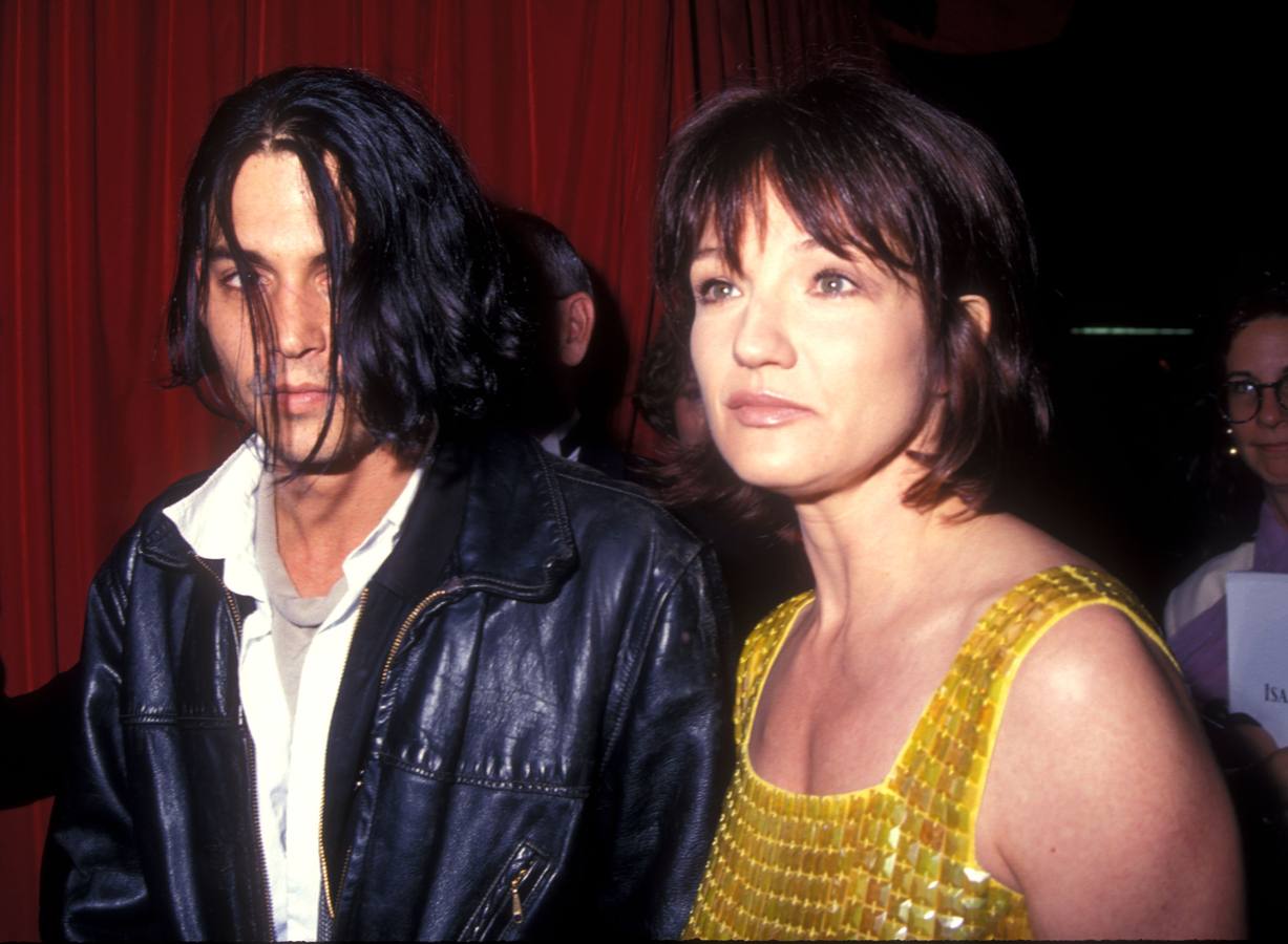 Johnny Depp había terminado con Juliette Lewis y comenzó a salir con Ellen Barkin en 1994. Él la cambio pronto por Kate Moss.