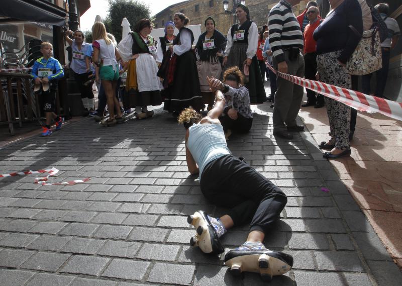 Subida en madreñas por la calle de Gascona, en Oviedo