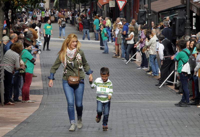 Subida en madreñas por la calle de Gascona, en Oviedo