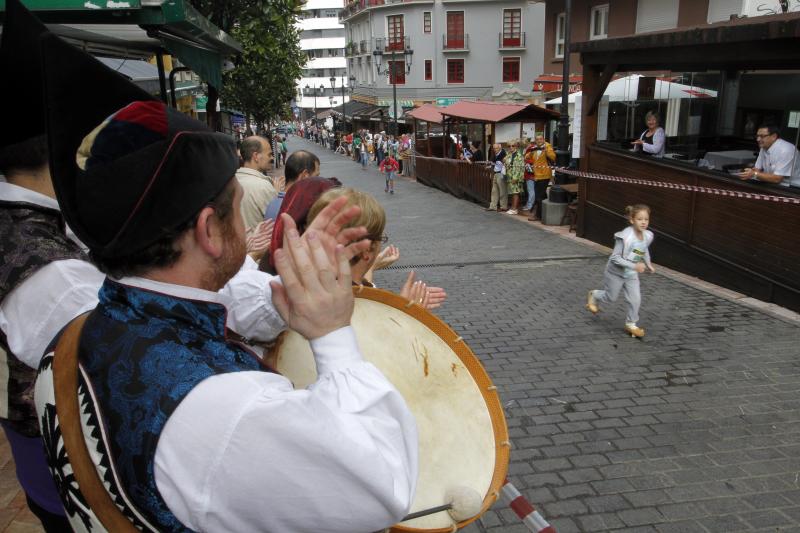 Subida en madreñas por la calle de Gascona, en Oviedo