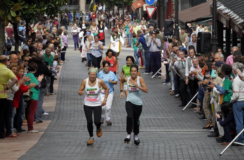 Subida en madreñas por la calle de Gascona, en Oviedo