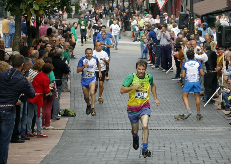Subida en madreñas por la calle de Gascona, en Oviedo