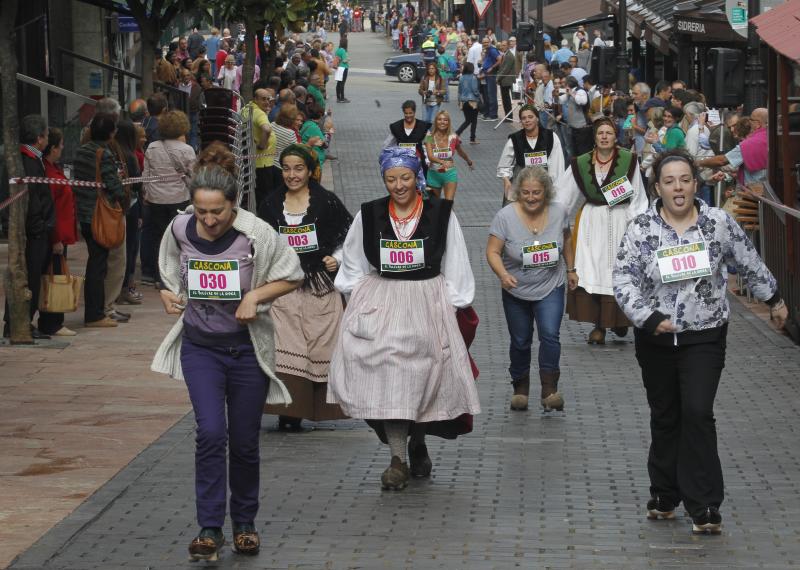 Subida en madreñas por la calle de Gascona, en Oviedo