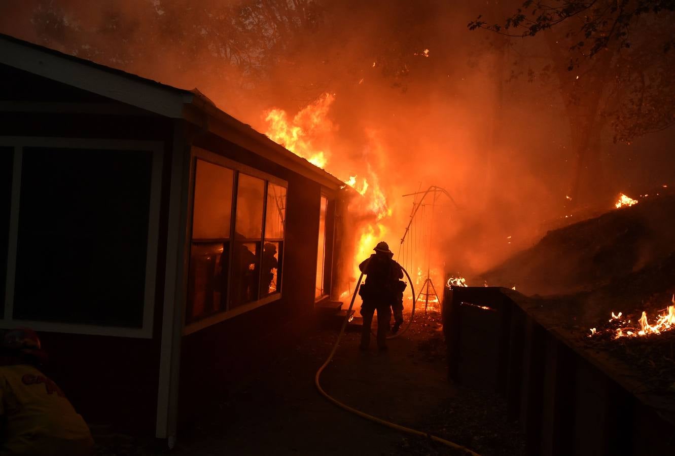 Cientos de casas de California arrasadas por un incendio