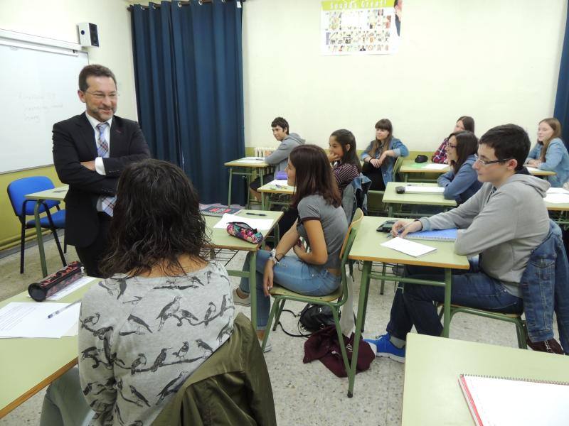 El Instituto de Secundaria de Tapia de Casariego dio hoy comienzo al nuevo curso con la presencia del consejero de Educación, Genaro Alonso.