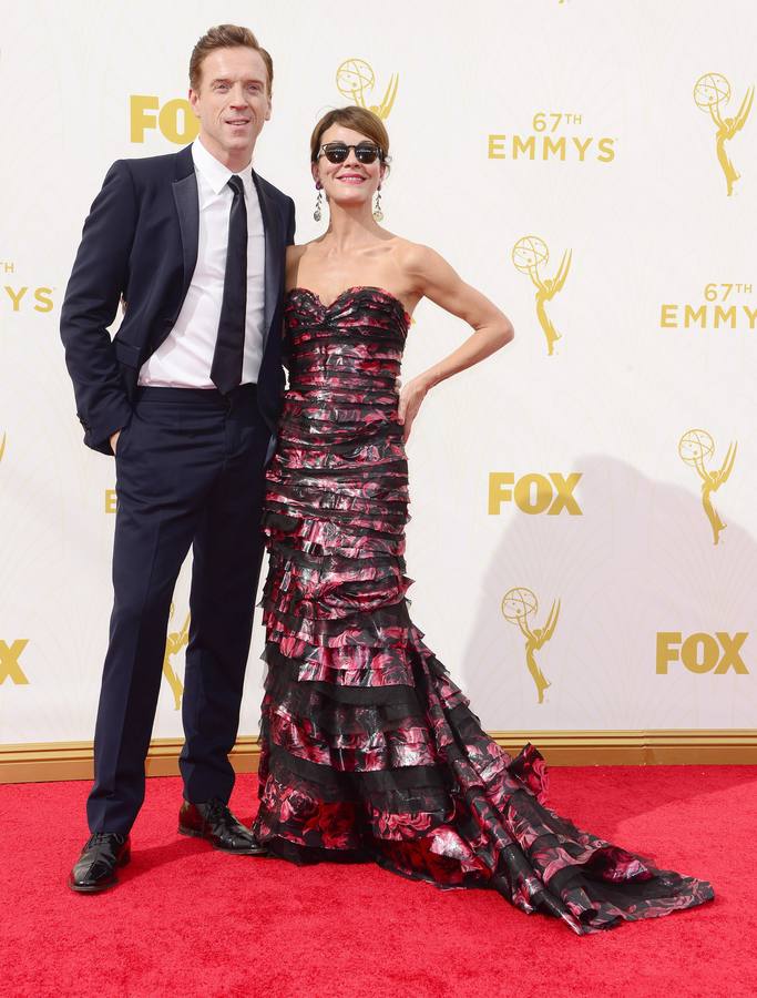 El actor Damian Lewis y su pareja, a su llegada a la gala de los Emmy.