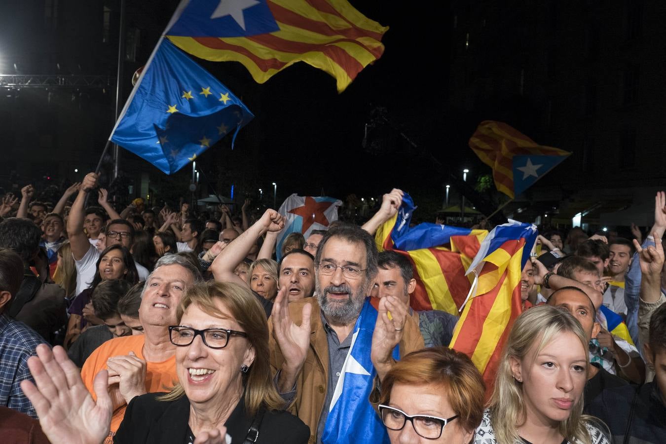 Cientos de personas celebran la victoria de Junts pel Si en las calles de Barcelona.