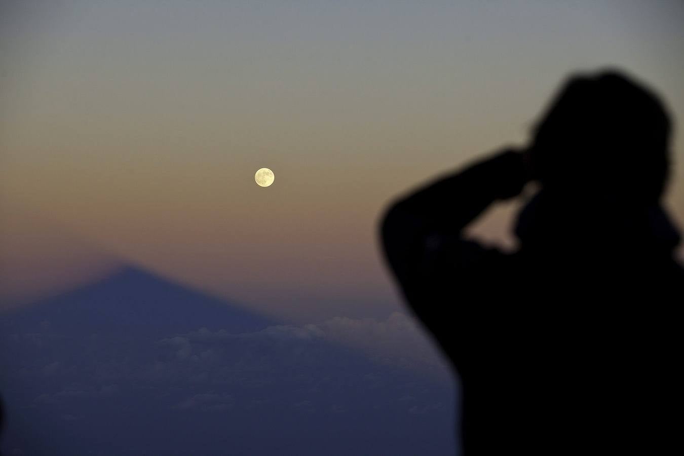 Así vio el mundo la inmensa Luna Roja