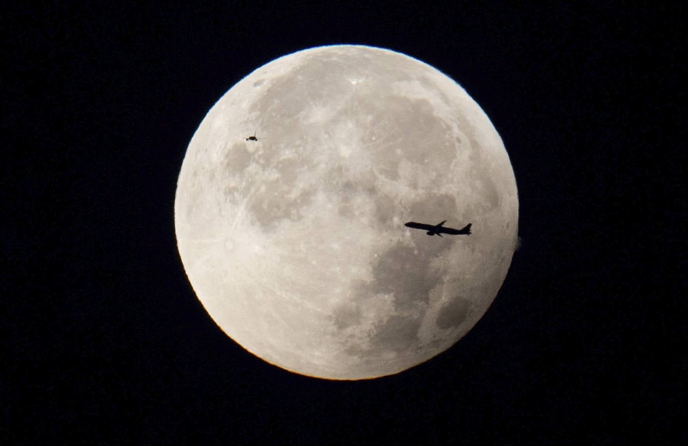 Así vio el mundo la inmensa Luna Roja