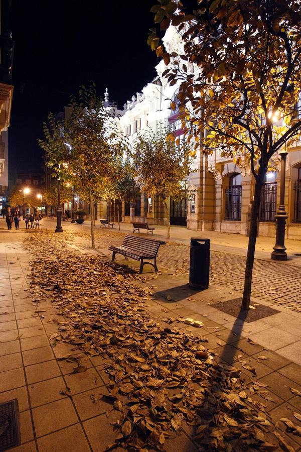 Otoño en la calle Palacio Valdés de Avilés. Selección de imágenes de los fotógrafos de EL COMERCIO.