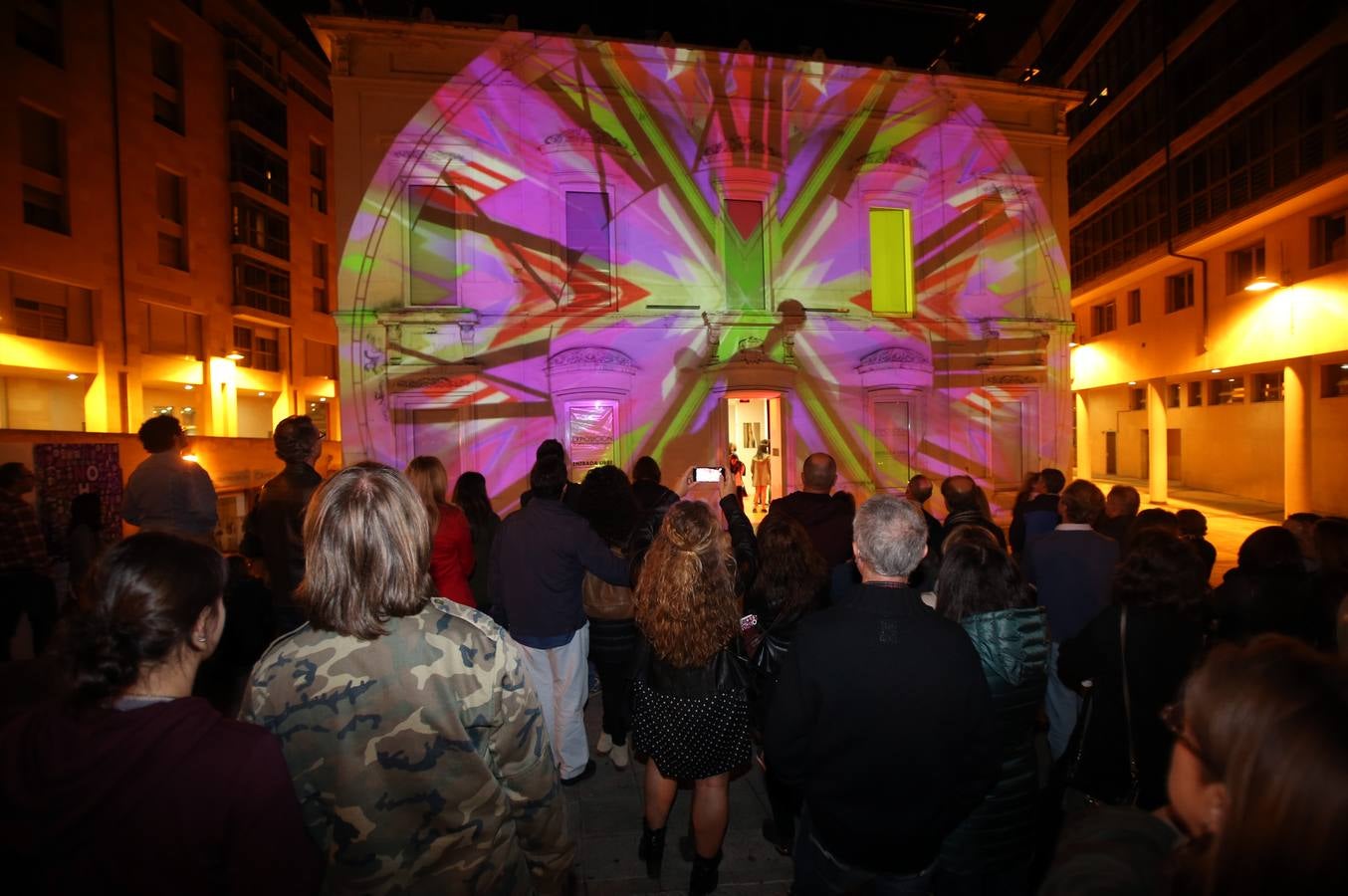 Miles de personas en la noche Blanca de Oviedo