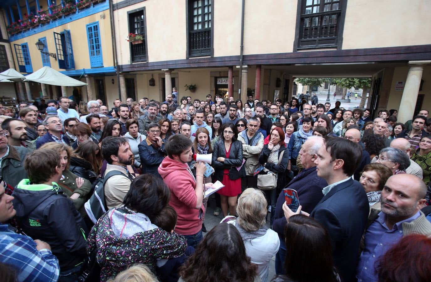 Miles de personas en la noche Blanca de Oviedo