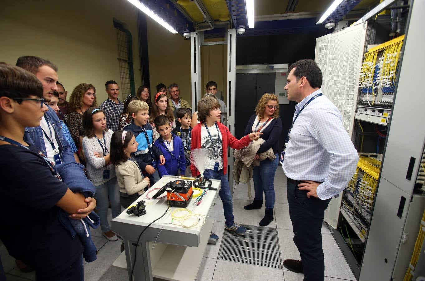 Miles de personas en la noche Blanca de Oviedo